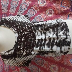 Chico pullover printed shirt with beads and a elastic waist.